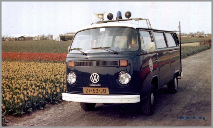 GSA VW Blauw 1975 27 62 JB Jasperse achter stuur(7V)