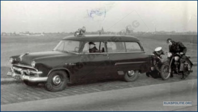 VRTG 45 60 VSA Ford Mainline Ranch Wagon VKG bw (7V)W