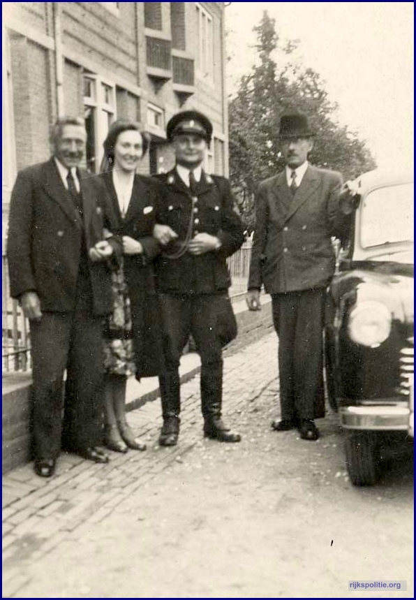 1950 mei - rijkspolitieagent Deelen - Zeelissen Huub (rechts) man van vroedvrouw- (V)