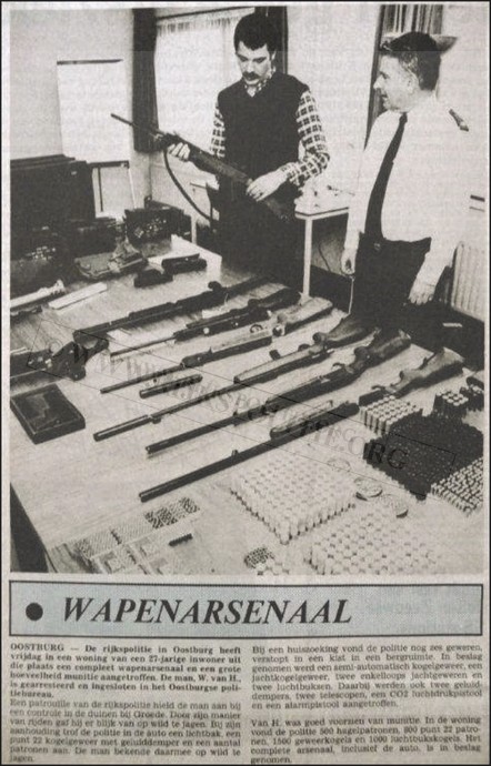GRP WZ Vlaanderen Oostburg 1984 Meeuwen Louwerse en Davidse bij wapenvondst  bw(WM) (7V)