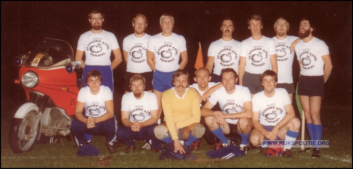 VKG Nijmegen Voorblad Groepsfoto5 elftal 1977 bw(7V)