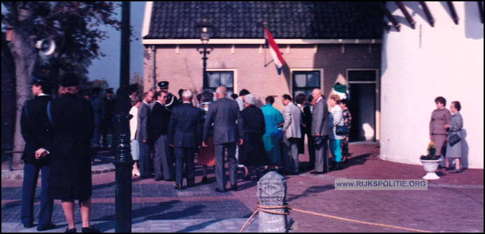 GRP Hazerswouden P.jansen 1986 opening nieuwe postbureau Benthuizen in Molenaarshuisje 1  bw(7V)