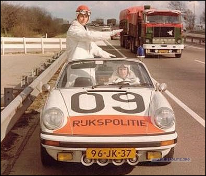 Porsche 911 12.09 76 96 JK 37 (2) bw(7V)