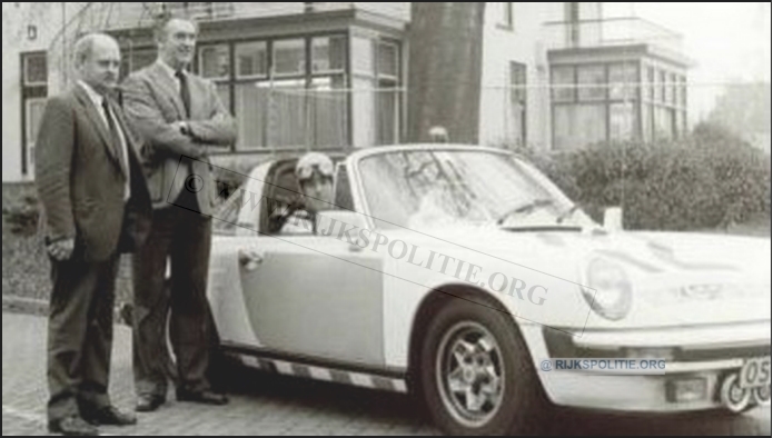 Porsche 911 12.42 77 05 RN 50 (3)  bw(7V)