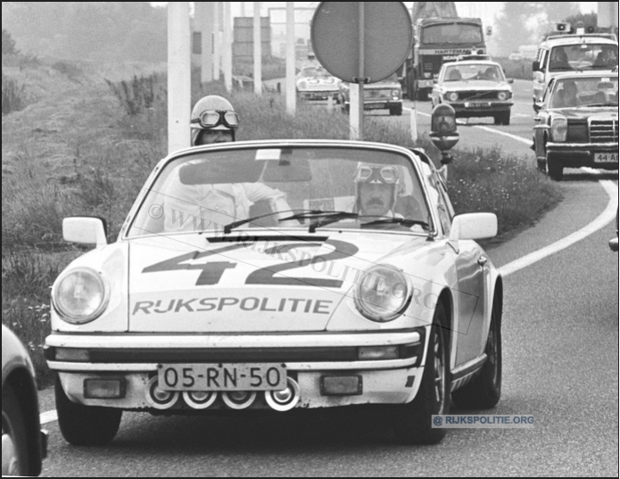 Porsche 911 12.42 77 05 RN 50 ct 1 (3)  bw(7V)