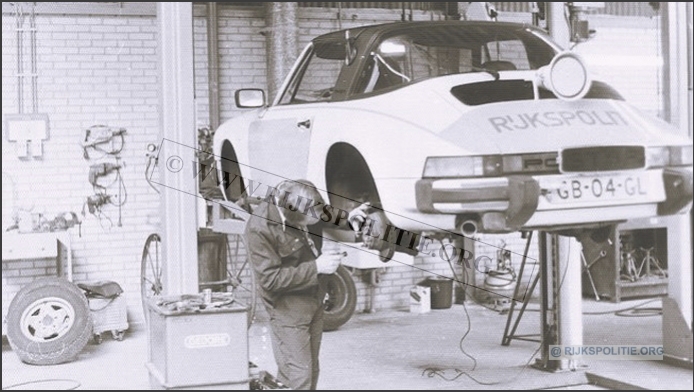 Porsche 911 12.86 80 GB 04 GL ptd org  bw(7V)
