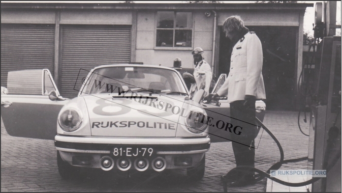 Porsche 911 12.89 75 81 EJ 79 pm1975 vlak voor iPMjr Pschool1 org 1  bw(7V)