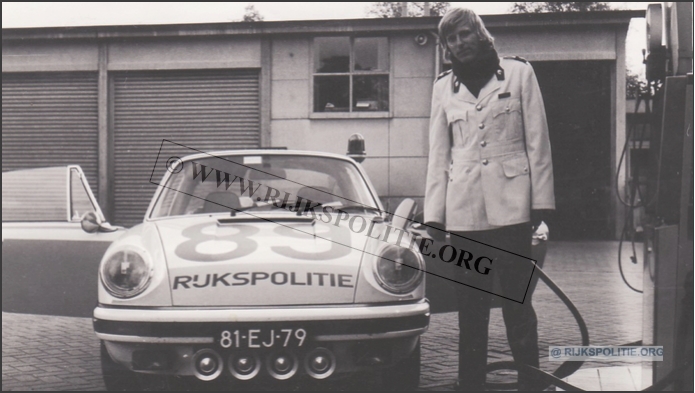 Porsche 911 12.89 75 81 EJ 79 pm1975 vlak voor iPMjr Pschool1 org 2  bw(7V)