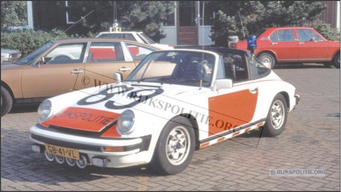 Porsche 911 12.89 80 GB 41 VL achter gebouw C  bw(7V)