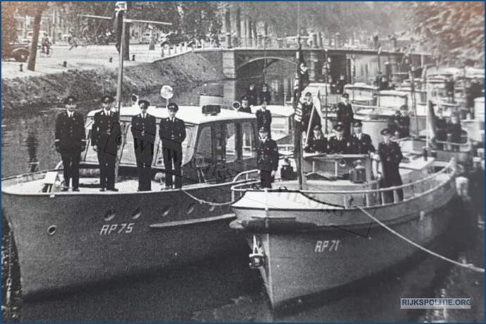 RPtW Vaartuigen RP16 4 RP71 1 PolitieI Rechts Amsterdam  bw (7V)